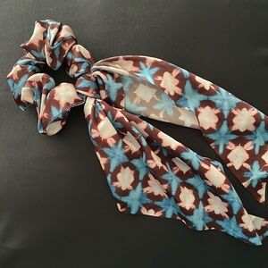 ✨LOFT Turquoise and Brown print Scrunchie w/Scarf